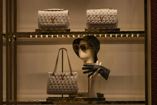 Milan, İtalya - 24 Eylül 2021: Versace lüksü ve yeni koleksiyon 2022 'den moda çantalar, mağaza vitrinini kapatın