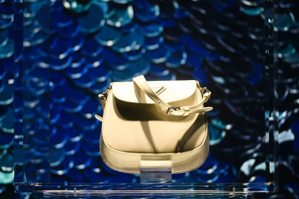 Milan, İtalya - 24 Eylül 2021: Prada lüksü ve yeni koleksiyon 2022 'den moda el çantası, mağaza vitrinini kapat