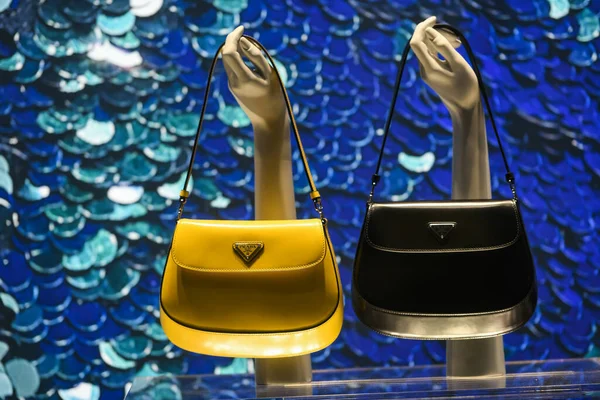 Milan, İtalya - 24 Eylül 2021: Prada lüksü ve yeni koleksiyon 2022 'den moda çantaları, mağaza vitrinini kapatın