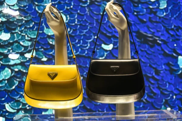 Milan, İtalya - 24 Eylül 2021: Prada lüksü ve yeni koleksiyon 2022 'den moda çantaları, mağaza vitrinini kapatın