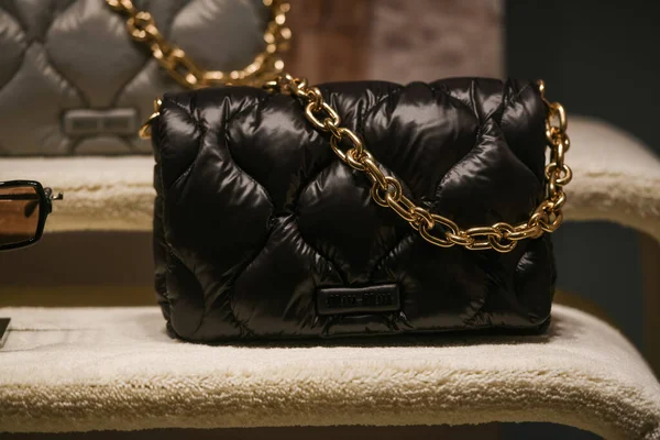 Milan, İtalya - 24 Eylül 2021: Miu Miu lüks ve yeni koleksiyon 2022 'den moda çantalar, mağaza vitrinini kapatın