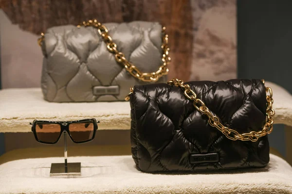 Milan, İtalya - 24 Eylül 2021: Miu Miu lüks ve yeni koleksiyon 2022 'den moda çantalar, mağaza vitrinini kapatın