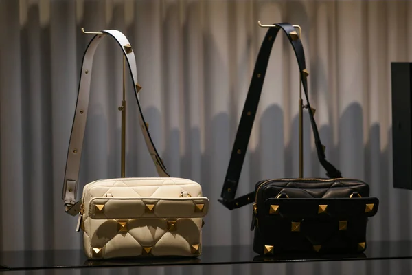 Milán Italia Septiembre 2021 Valentino Lujo Bolsos Moda Nueva Colección Imagen de archivo