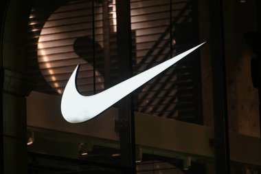 Milan, İtalya - 24 Eylül 2021: Nike logosu Milano 'daki bir mağazanın cephesinde sergilendi.