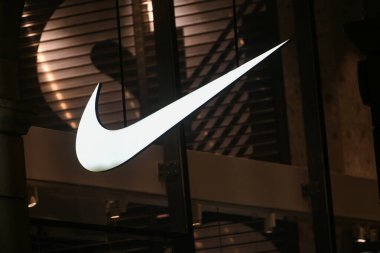 Milan, İtalya - 24 Eylül 2021: Nike logosu Milano 'daki bir mağazanın cephesinde sergilendi.