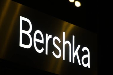 Milan, İtalya - 24 Eylül 2021: Bershka logosu Milano 'daki bir mağazanın cephesinde sergilendi.