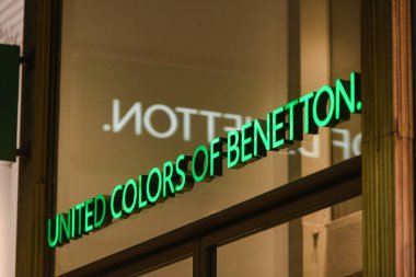 Milan, İtalya - 24 Eylül 2021: Benetton Birleşik Renkleri logosu Milano 'daki bir mağazanın cephesinde sergilendi.
