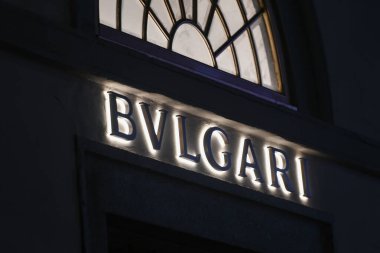 Milan, İtalya - 24 Eylül 2021: Bulgari logosu Milano 'daki bir mağazanın cephesinde sergilendi.