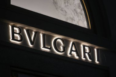 Milan, İtalya - 24 Eylül 2021: Bulgari logosu Milano 'daki bir mağazanın cephesinde sergilendi.