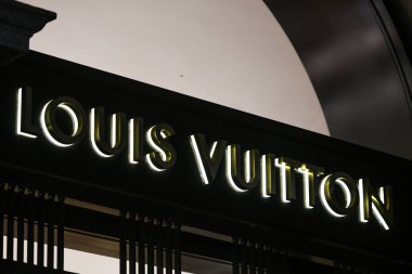 Milan, İtalya - 24 Eylül 2021: Louis Vuitton logosu Milano 'daki bir mağazanın cephesinde sergilendi.