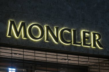 Milan, İtalya - 24 Eylül 2021: Moncler logosu Milano 'daki bir mağazanın cephesinde sergilendi.