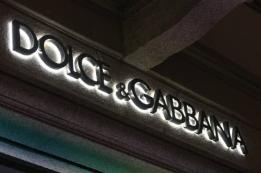 Milan, İtalya - 24 Eylül 2021: Dolce Gabbana logosu Milano 'daki bir mağazanın cephesinde sergilendi.