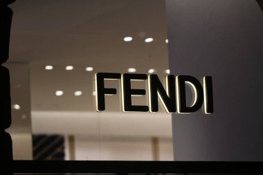 Milan, İtalya - 24 Eylül 2021: Fendi logosu Milano 'daki bir mağazanın cephesinde sergilendi.