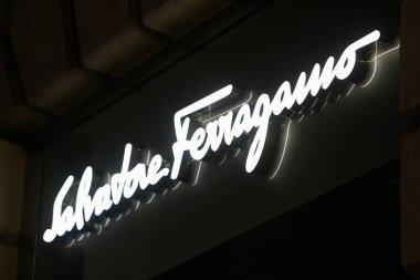Milan, İtalya - 24 Eylül 2021: Salvadore Ferragamo logosu Milano 'daki bir mağazanın cephesinde sergilendi.
