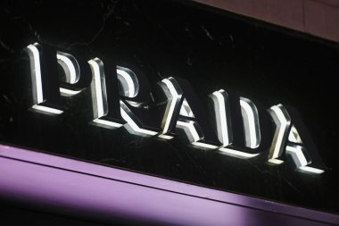 Milan, İtalya - 24 Eylül 2021: Prada logosu Milano 'daki bir mağazanın cephesinde sergilendi.