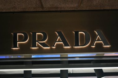 Milan, İtalya - 24 Eylül 2021: Prada logosu Milano 'daki bir mağazanın cephesinde sergilendi.