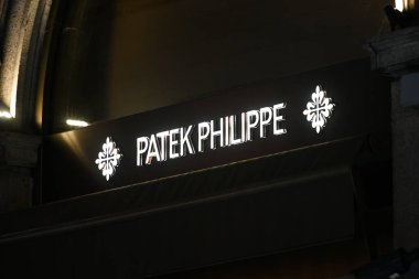 Milan, İtalya - 24 Eylül 2021: Patek Philippe logosu Milano 'daki bir mağazanın cephesinde sergilendi.