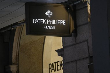 Milan, İtalya - 24 Eylül 2021: Patek Philippe logosu Milano 'daki bir mağazanın cephesinde sergilendi.