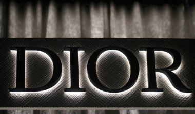 Milan, İtalya - 24 Eylül 2021: Dior logosu Milano 'daki bir mağazanın cephesinde sergilendi.