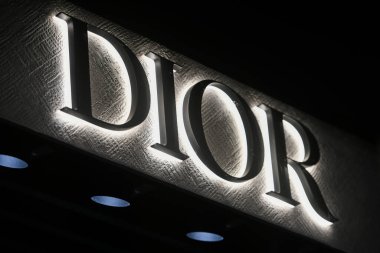 Milan, İtalya - 24 Eylül 2021: Dior logosu Milano 'daki bir mağazanın cephesinde sergilendi.