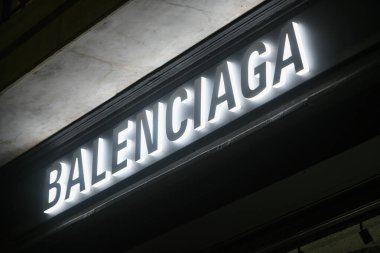 Milan, İtalya - 24 Eylül 2021: Balenciaga logosu Milano 'daki bir mağazanın cephesinde sergilendi.