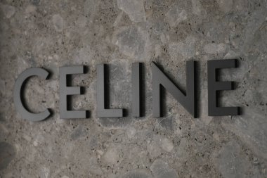 Milan, İtalya - 24 Eylül 2021: Celine logosu Milano 'daki bir mağazanın cephesinde sergilendi.