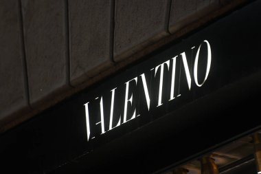 Milan, İtalya - 24 Eylül 2021: Valentino logosu Milano 'daki bir mağazanın cephesinde sergilendi.