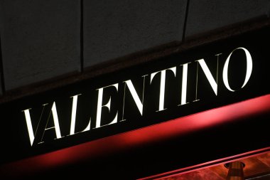 Milan, İtalya - 24 Eylül 2021: Valentino logosu Milano 'daki bir mağazanın cephesinde sergilendi.