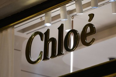 Milan, İtalya - 24 Eylül 2021: Chloe logosu Milano 'daki bir mağazanın cephesinde sergilendi.