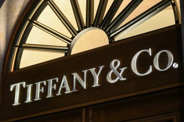 Milan, İtalya - 24 Eylül 2021: Tiffany & Co. logosu Milano 'daki bir mağazanın cephesinde sergilendi.