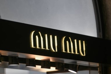 Milan, İtalya - 24 Eylül 2021: Miu Miu logosu Milano 'daki bir mağazanın cephesinde sergilendi.