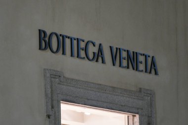 Milan, İtalya - 24 Eylül 2021: Bottega Veneta logosu Milano 'daki bir mağazanın cephesinde sergilendi.
