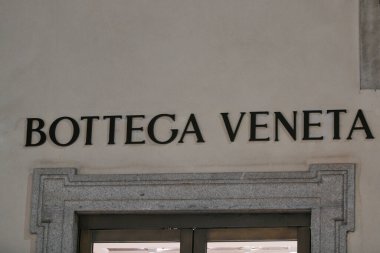 Milan, İtalya - 24 Eylül 2021: Bottega Veneta logosu Milano 'daki bir mağazanın cephesinde sergilendi.