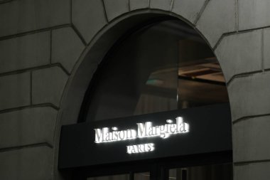 Milan, İtalya - 24 Eylül 2021: Maison Margiela logosu Milano 'daki bir mağazanın cephesinde sergilendi.