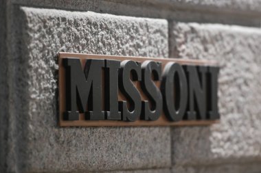 Milan, İtalya - 24 Eylül 2021: Missoni logosu Milano 'daki bir mağazanın cephesinde sergilendi.