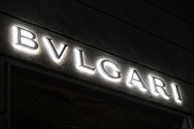 Milan, İtalya - 24 Eylül 2021: Bulgari logosu Milano 'daki bir mağazanın cephesinde sergilendi.
