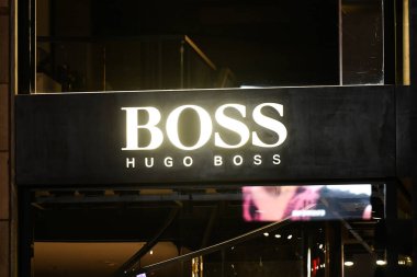 Milan, İtalya - 24 Eylül 2021: Hugo Boss logosu Milano 'daki bir mağazanın cephesinde sergilendi.