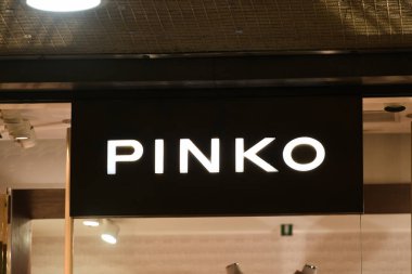 Milan, İtalya - 24 Eylül 2021: Pinko logosu Milano 'daki bir mağazanın cephesinde sergilendi.