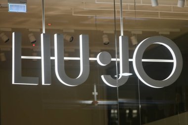 Milan, İtalya - 24 Eylül 2021: Liu Ju logosu Milano 'daki bir mağazanın cephesinde sergilendi.