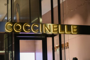 Milan, İtalya - 24 Eylül 2021: Coccinelle logosu Milano 'daki bir mağazanın cephesinde sergilendi.