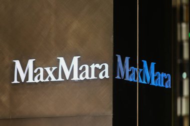 Milan, İtalya - 24 Eylül 2021: Max Mara logosu Milano 'daki bir mağazanın cephesinde sergilendi.