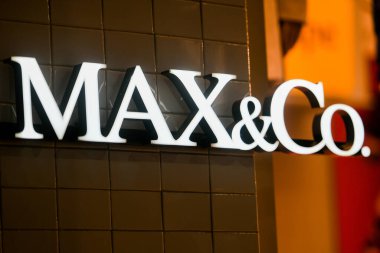 Milan, İtalya - 24 Eylül 2021: Max & co logosu Milano 'daki bir mağazanın cephesinde sergilendi.