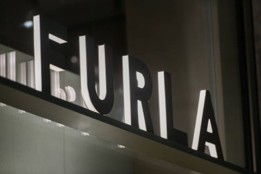 Milan, İtalya - 24 Eylül 2021: Furla logosu Milano 'daki bir mağazanın cephesinde sergilendi.