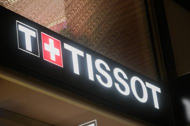 Milan, İtalya - 24 Eylül 2021: Tissot logosu Milano 'daki bir mağazanın cephesinde sergilendi.