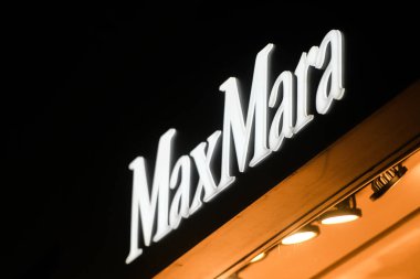 Milan, İtalya - 24 Eylül 2021: Max Mara logosu Milano 'daki bir mağazanın cephesinde sergilendi.