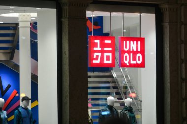 Milan, İtalya - 24 Eylül 2021: Milano 'daki bir mağazanın cephesinde Uniqlo logosu sergilendi.