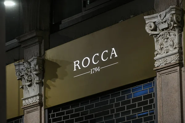 Milan, İtalya - 24 Eylül 2021: Rocca logosu Milano 'daki bir mağazanın cephesinde sergilendi.