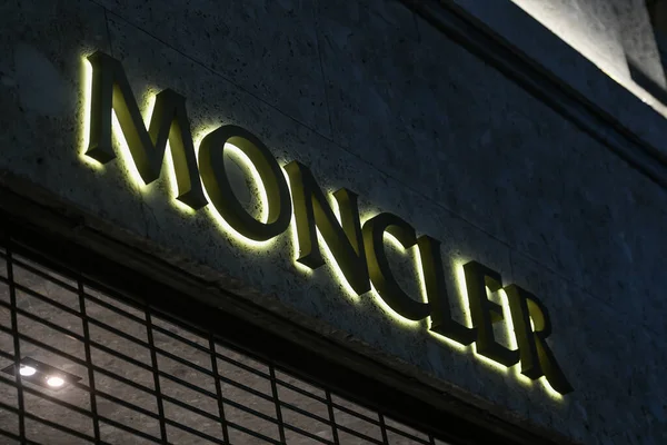 Milan, İtalya - 24 Eylül 2021: Moncler logosu Milano 'daki bir mağazanın cephesinde sergilendi.