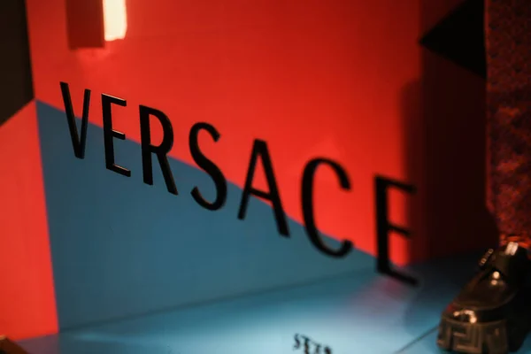 Milan Italy September 2021 Versace Logo Displayed Facade Store Milan — стоковое фото