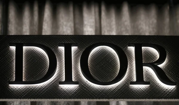 Milaan Italië September 2021 Dior Logo Een Gevel Van Een — Stockfoto